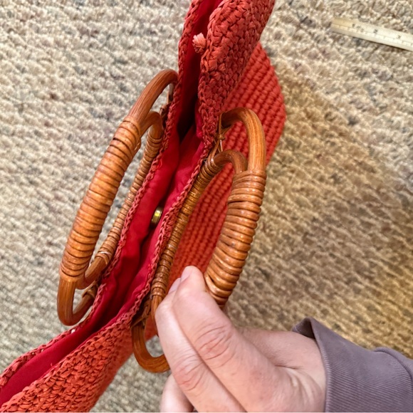 NWOT “Straw Studios” Coral Circle Rattan Handbag w Wooden Handle 16” x 14” - Picture 7 of 13